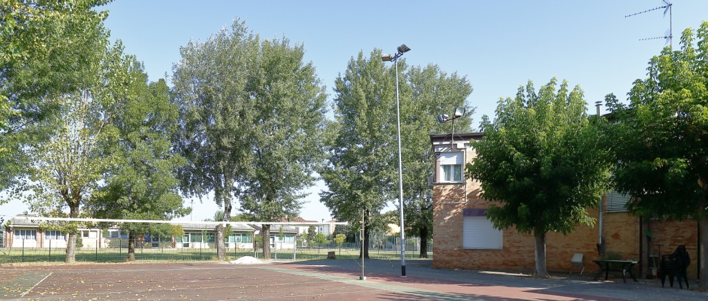 Il campo da pallavolo, subito dietro il campo da calcio e sullo sfondo la scuola elementare di Fruges