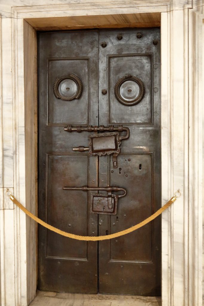 La porta per accedere al "Sancta Sanctorum"
